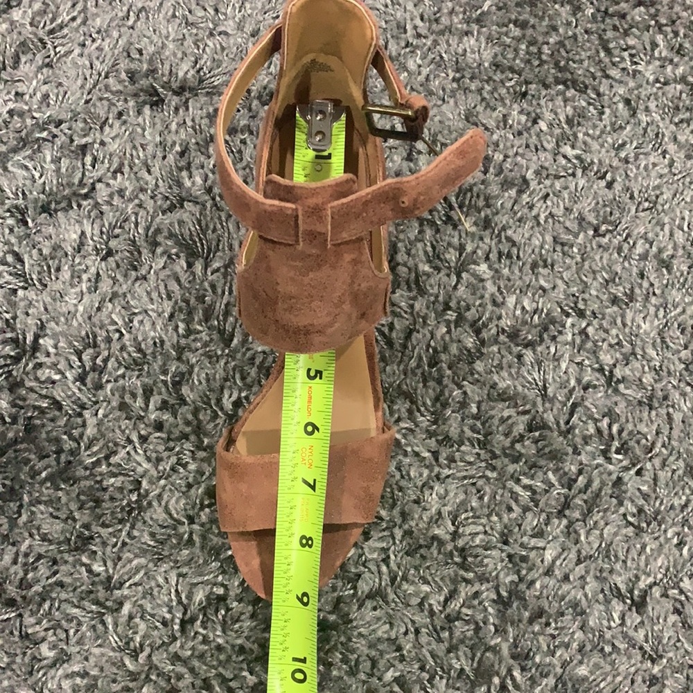 New in box! Nine West Izzy Wizzy Sandals in Cognac Leather - Picture 11 of 11